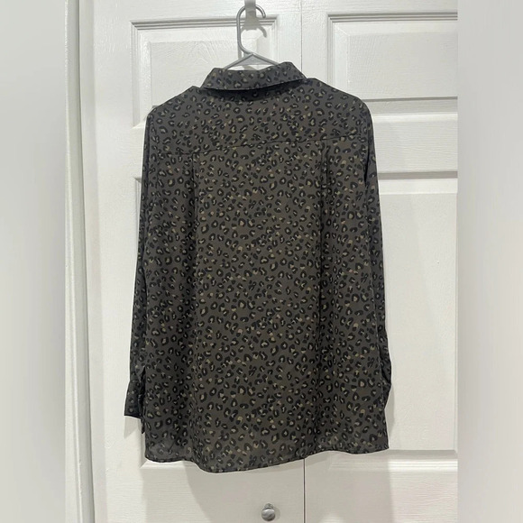 Chelsea & Theodore leopard print long sleeve button up top - Picture 5 of 5